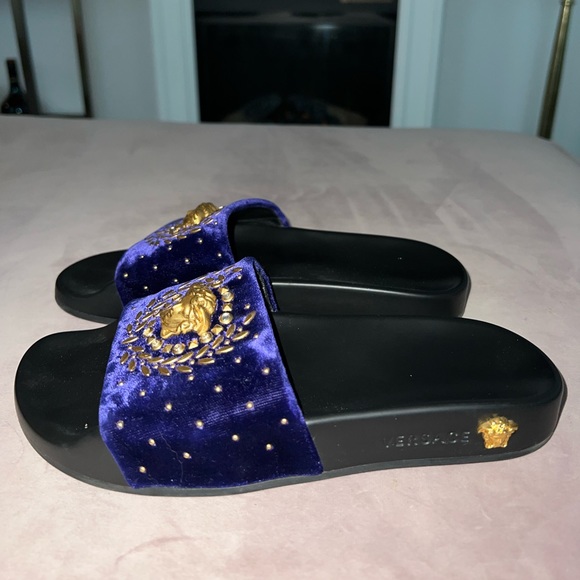 Velvet Versace sandals in the best condition, adorned with a gold Medusa. - Picture 3 of 4